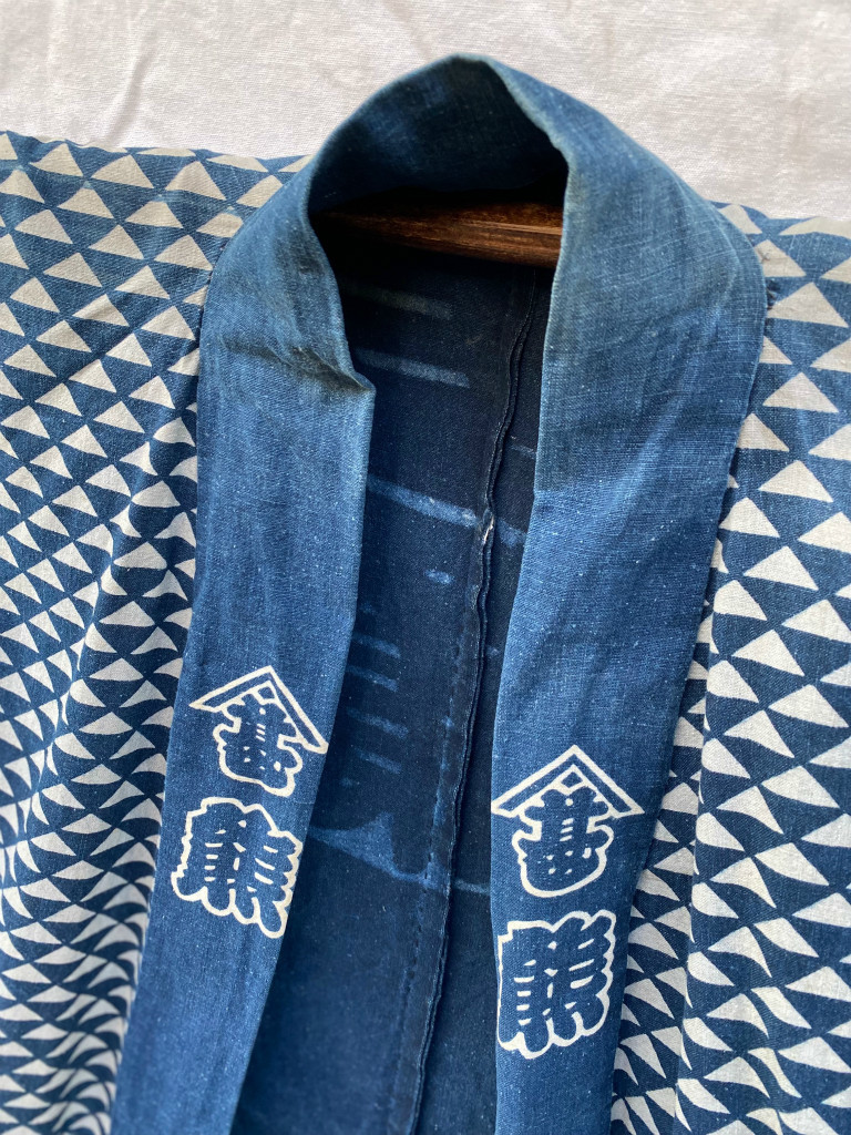  unusual triangle . total pattern seal hanten ... Indigo . old cloth old . hand .... feather weave happi coat Japan Vintage JAPAN VINTAGE BLUE mountain . bear 40s50s
