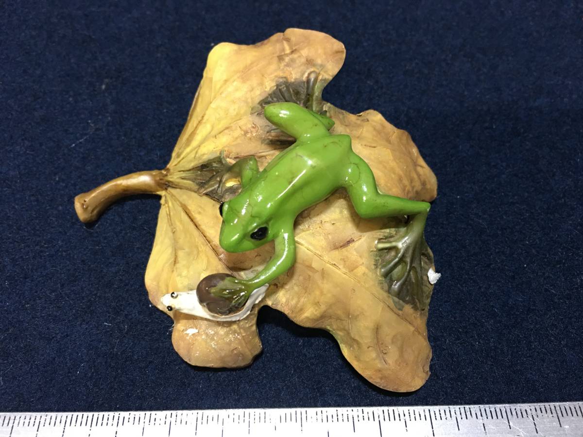 *[ excellent article .]* green frog katatsumli.. pile . ornament decoration thing ... resin . cow tree. leaf . real model fake animal tent umsi geo llama 