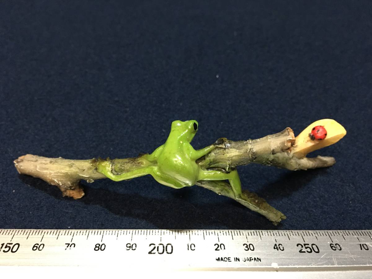 ★【逸品堂】★ 緑 カエル テントウムシ 天道虫 置物 飾り物 かえる 樹脂 てんとう虫 枯葉 小枝 蛙 リアル模型 フェイク動物 ジオラマ 騙し_画像2