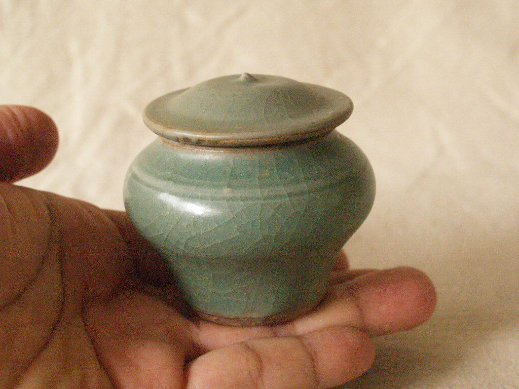 貴重 元時代 龍泉窯青磁小壷6cm 茶入 茶道 華道 中国古美術 古玩 貴重 元時代 龍泉窯青磁小壷6cm 茶入 茶道 華道 中国古美術 古玩