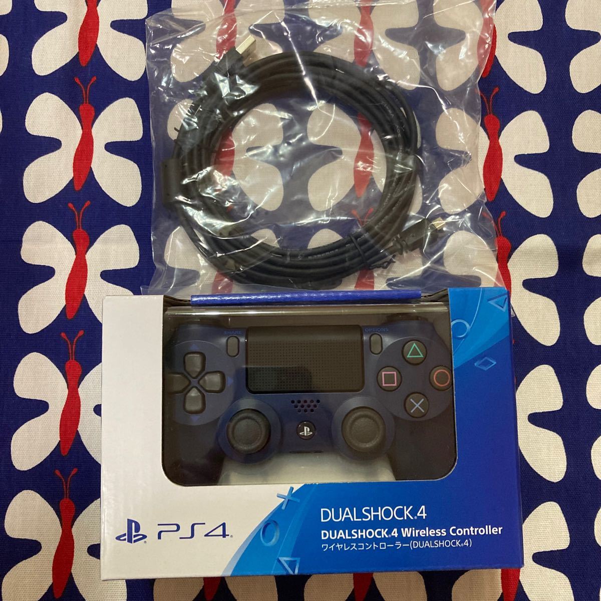 新品未使用品未開封　PS4 純正コントローラー デュアルショック4  ケーブル付　青　ミッドナイトブルー　ブルー