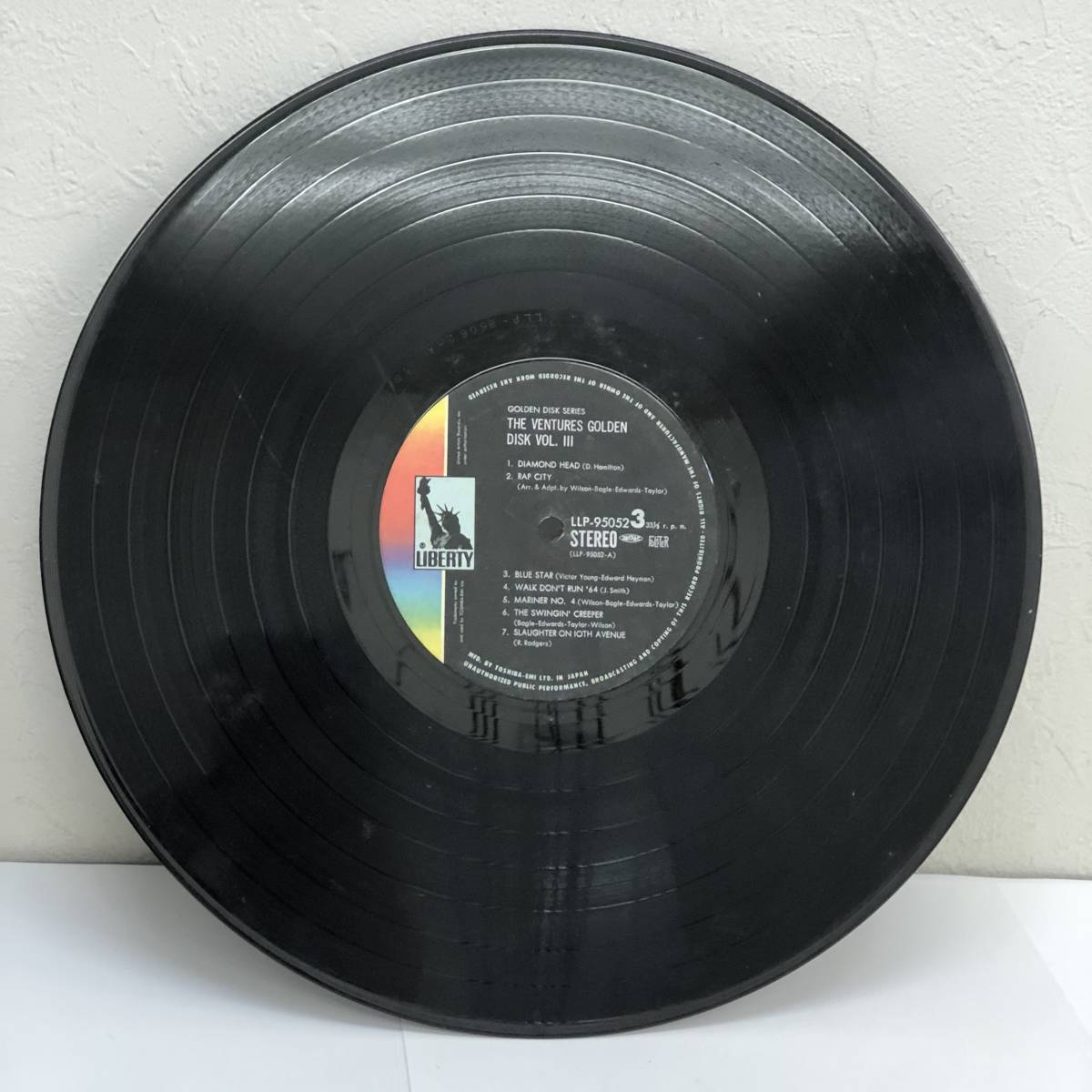 LPレコード 「THE VENTURES(ザ・ベンチャーズ)：ゴールデンディスク Vol.3」 2枚組 33 1/3回転 LIBERTYレコード レトロ 中古の画像5