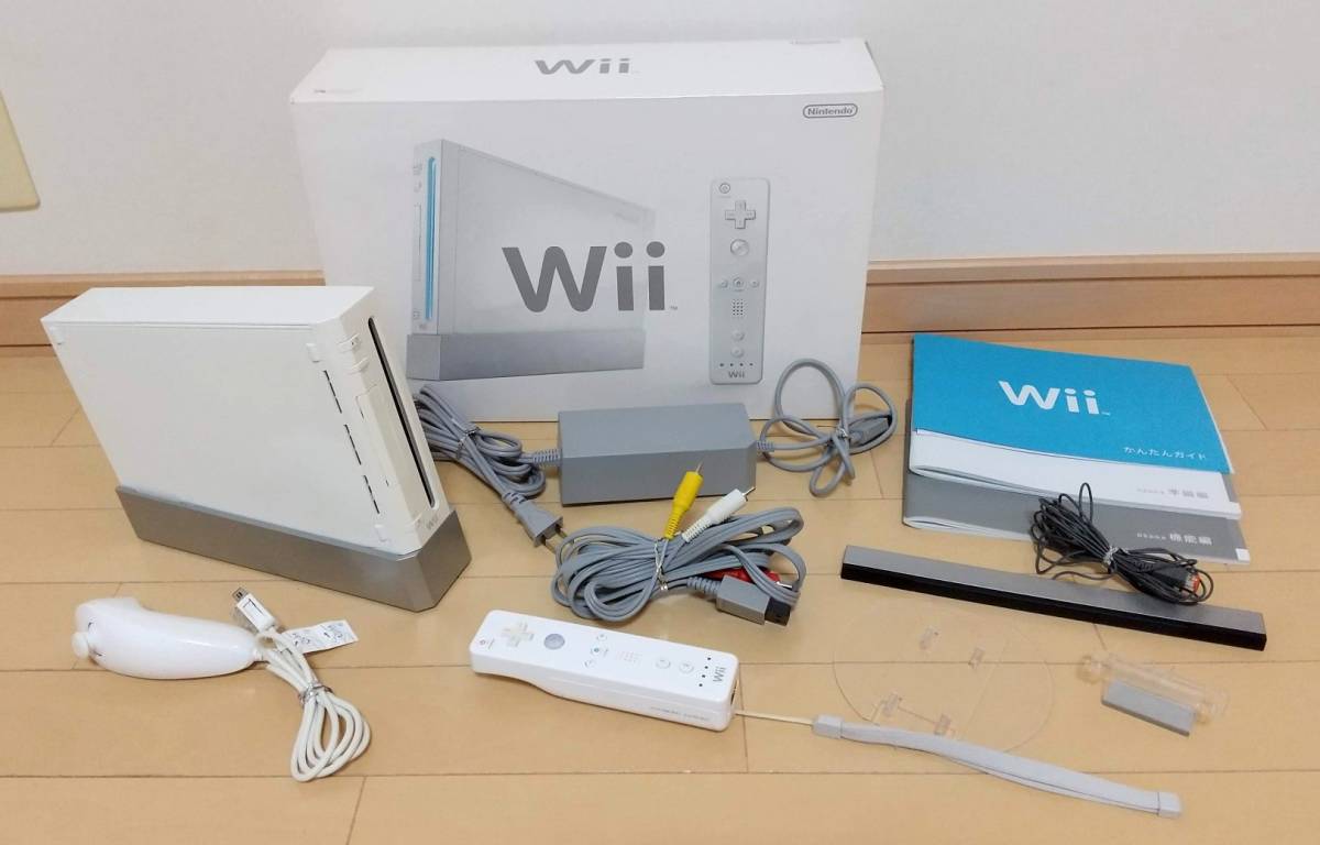 【送料無料】Wii　本体　＋　ソフト　２本　セット　『はじめてのWii』『Wii　Sports　Wii　スポーツ』　動作確認済み　説明書・箱アリ