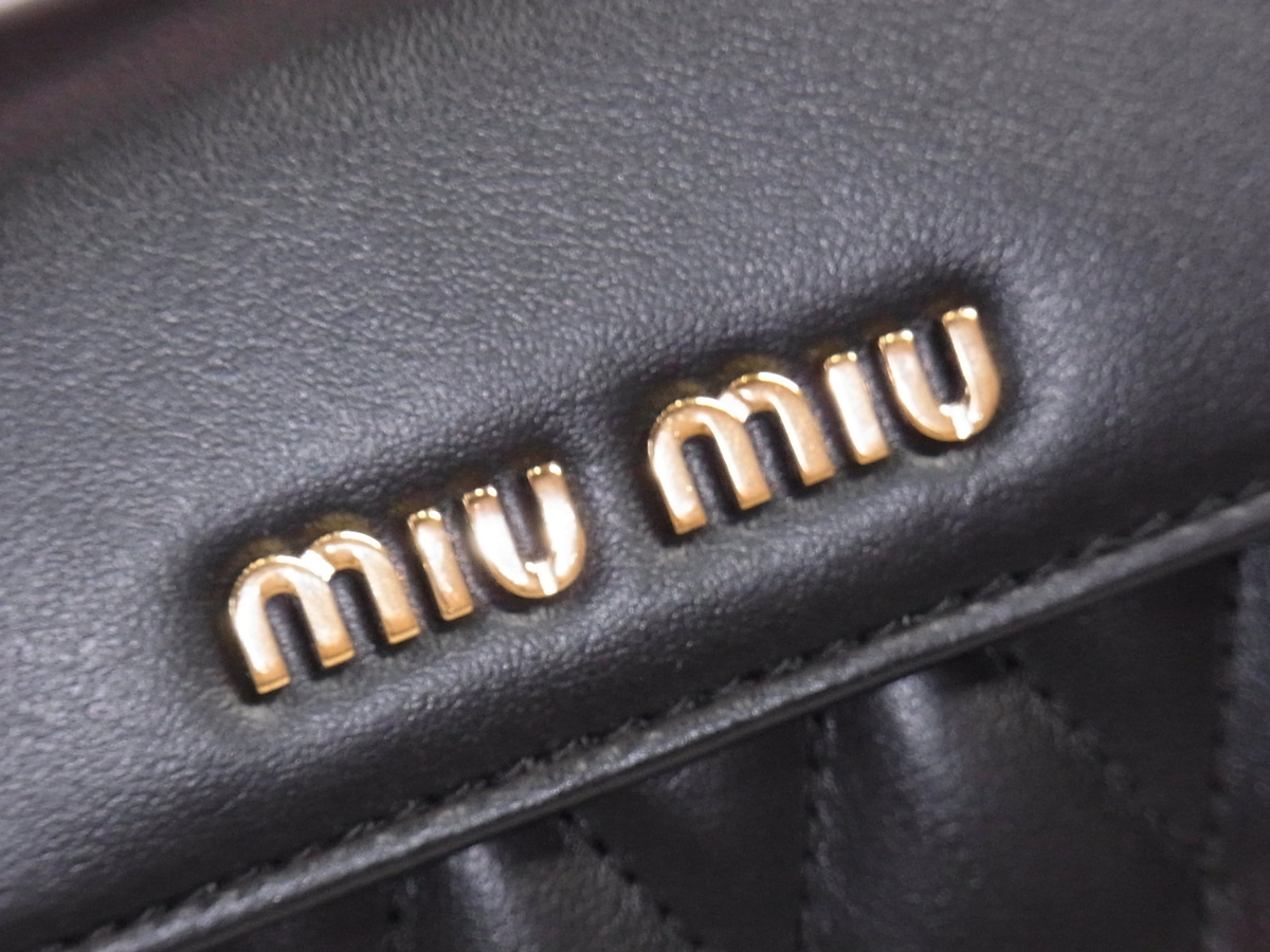 ミュウミュウ MIUMIU 二つ折りコンパクト財布 ブラック（NERO) レザー 5ML002 未使用美品 箱・カードあり_画像5