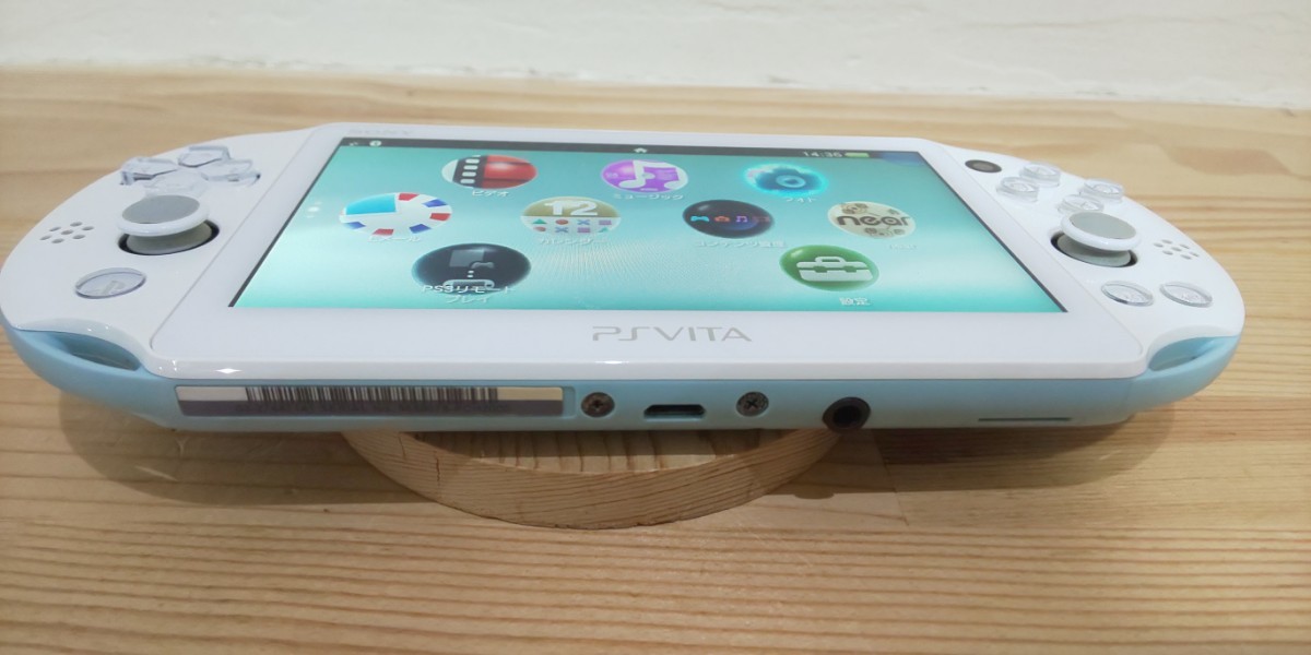 PlayStation Vita Wi-Fiモデル PCH-2000   美品