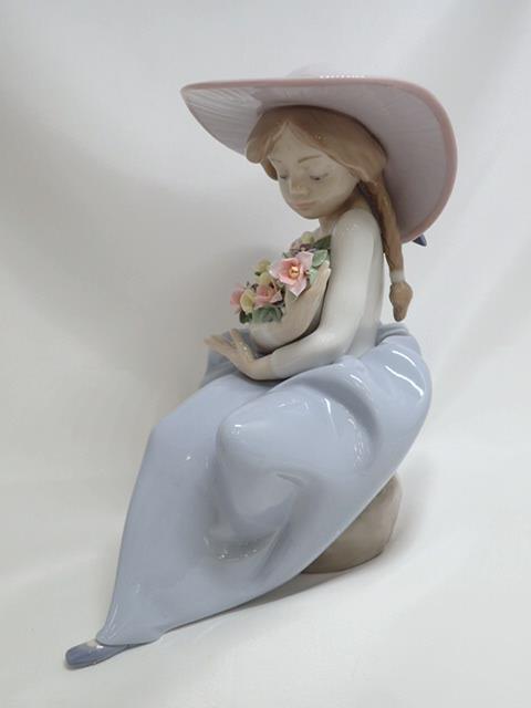 N130[TS]状態良 LLADRO/リヤドロ フィギュリン No.5862 『花の香りに包まれて』 陶器の置物/少女 花 帽子