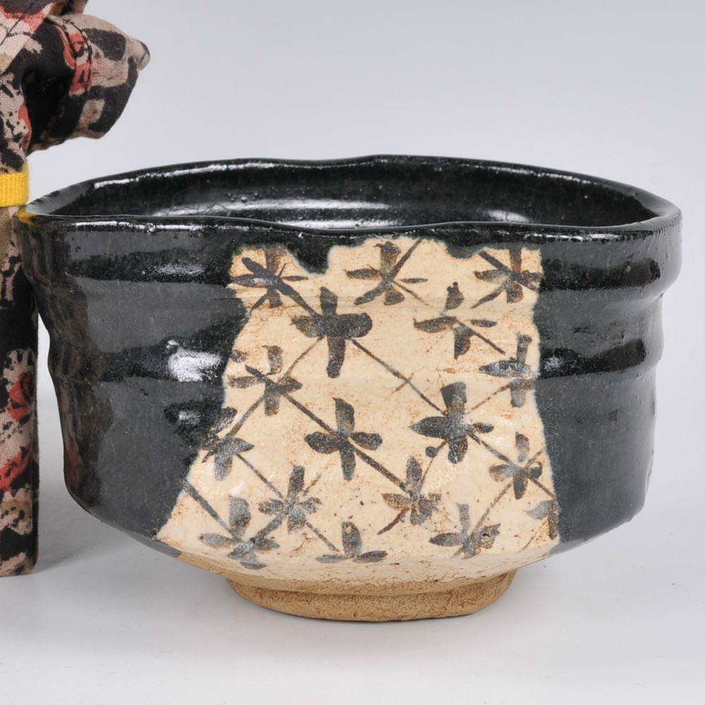 黒織部　植物紋　沓形茶碗　箱・包布付き