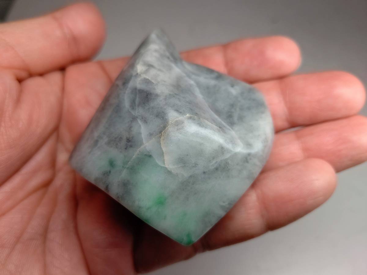 ラベ緑 301g 翡翠 ヒスイ 原石 鑑賞石 自然石 誕生石 鉱物 水石 宝石