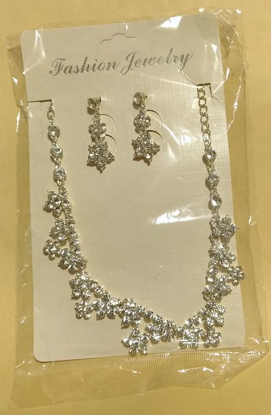 新品 ネックレスとピアスのセット Fashion Jewelry 花形 銀色 透明ストーン シルバーカラー ぶら下がりピアス ファッション ジュエリーの画像1