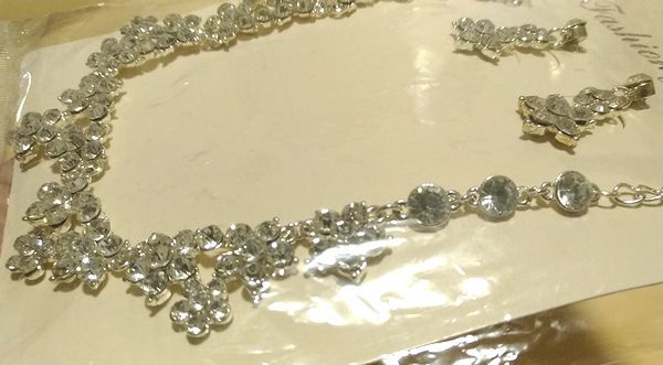 新品 ネックレスとピアスのセット Fashion Jewelry 花形 銀色 透明ストーン シルバーカラー ぶら下がりピアス ファッション ジュエリーの画像9