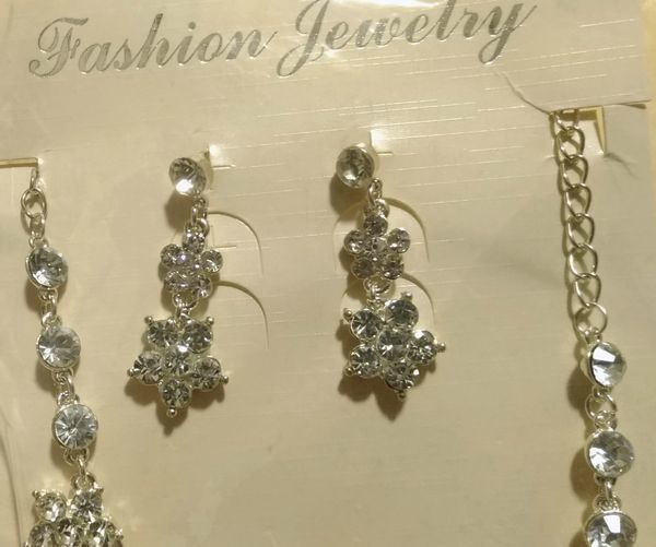 新品 ネックレスとピアスのセット Fashion Jewelry 花形 銀色 透明ストーン シルバーカラー ぶら下がりピアス ファッション ジュエリーの画像3