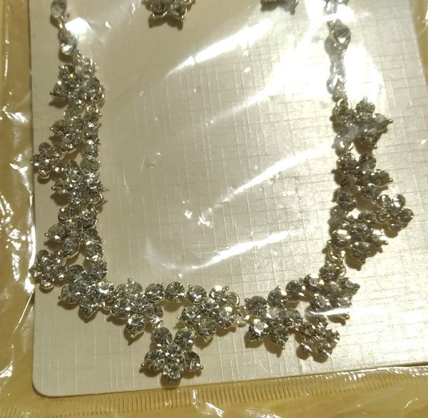 新品 ネックレスとピアスのセット Fashion Jewelry 花形 銀色 透明ストーン シルバーカラー ぶら下がりピアス ファッション ジュエリーの画像4