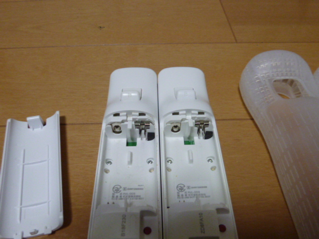 RSJ036【送料無料 即日配送 動作確認済】Wii リモコン ストラップ　ジャケット　2個セット ホワイト　白　セット　リモコンカバー