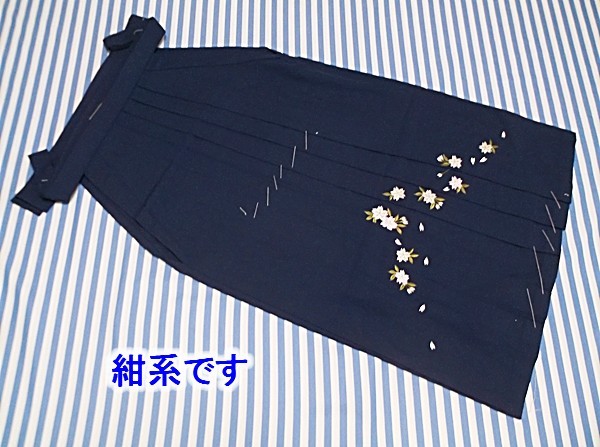 化繊 おしゃれな 女性用 袴(刺繍あり) 中古　お安くどうぞ(ふー65)