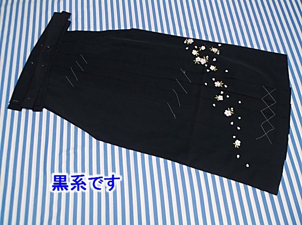 化繊 おしゃれな 女性用 袴(刺繍あり) 中古　お安くどうぞ(ふー73)