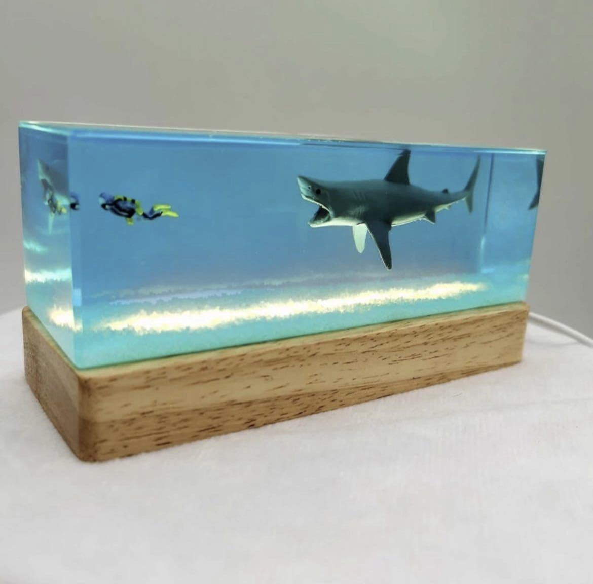 手作り 鮫 ダイバー デスクフィギュア フィギュア インテリア 装飾 オブジェ 置物 アート 小物 樹脂 海 照明 クリエイティブ サメ 626_画像1