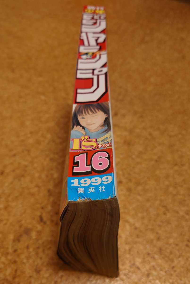 縦線一本とシワが有ります。