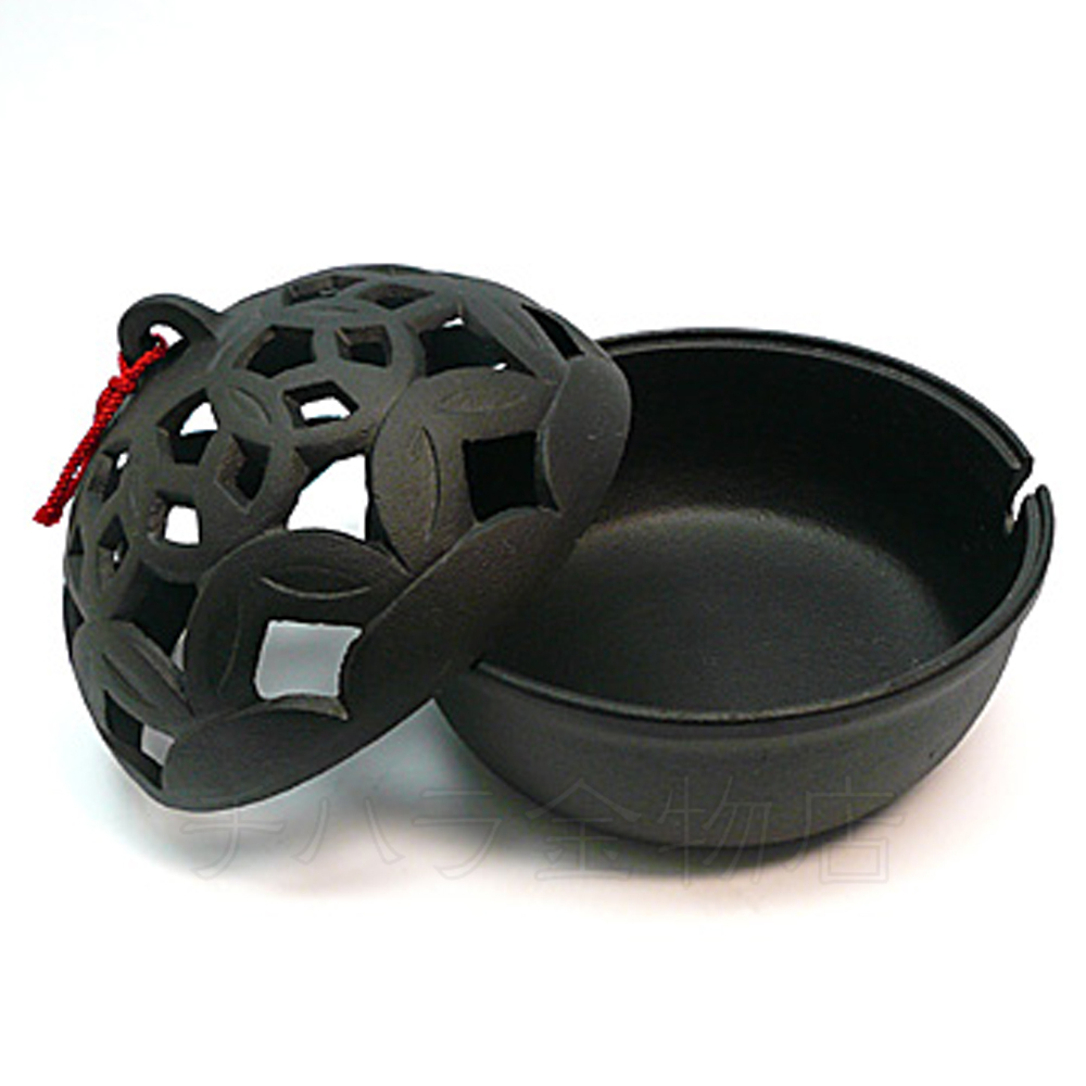  south part iron vessel . source casting hand .. mosquito .. ashtray black A-141