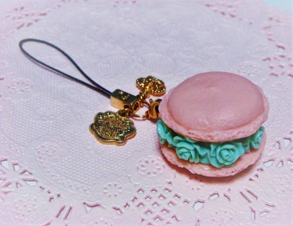 Q-pot cue pot The Rose of Versailles collaboration Marie Antoinette ma Caro n strap pin k mint color .. Tiara charm attaching 