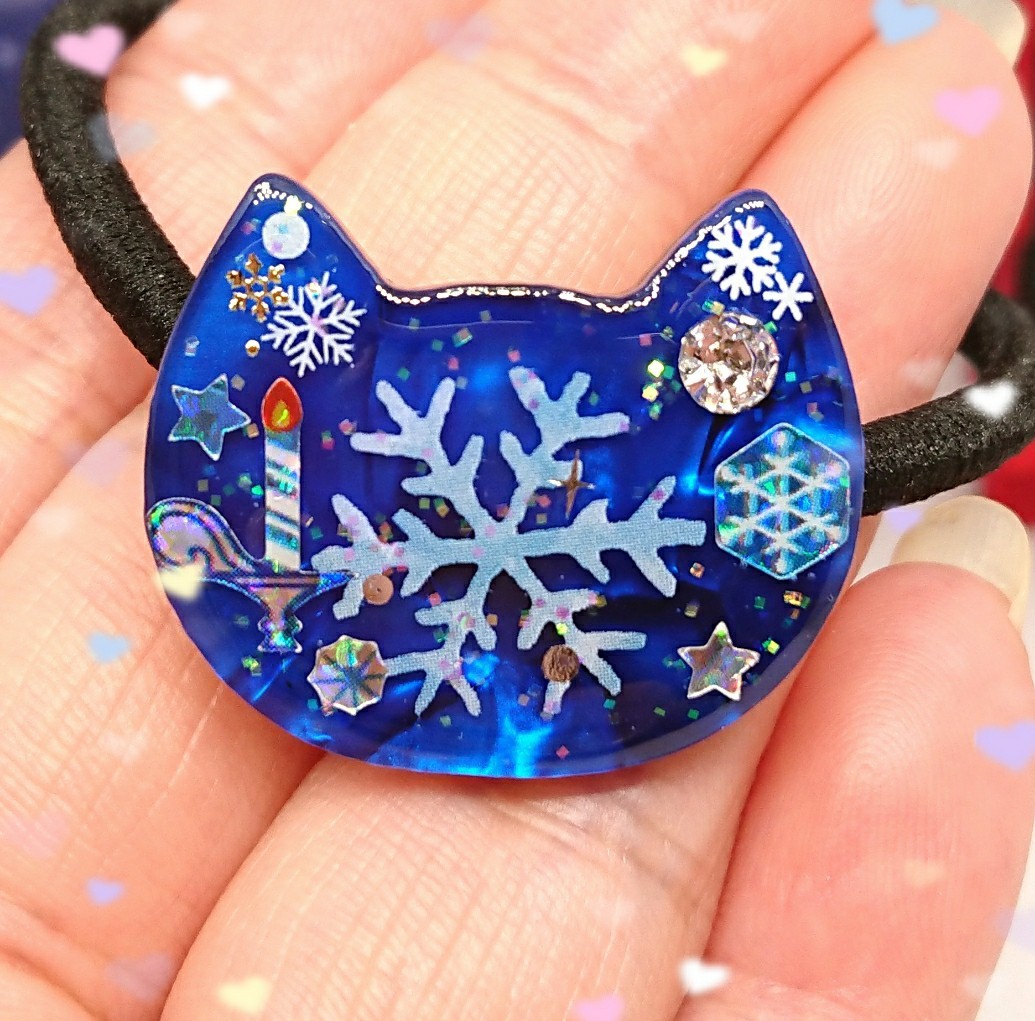 大人可愛い猫の雪降る夜のキラキラblueヘアゴム 限定 プレゼント ラッピング 雪の結晶 大人女子 レジン ハンドメイド ねこ 冬