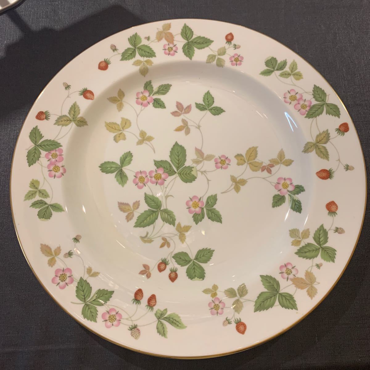 WEDGWOOD* ワイルドストロベリー ラウンドディッシュ 34cm