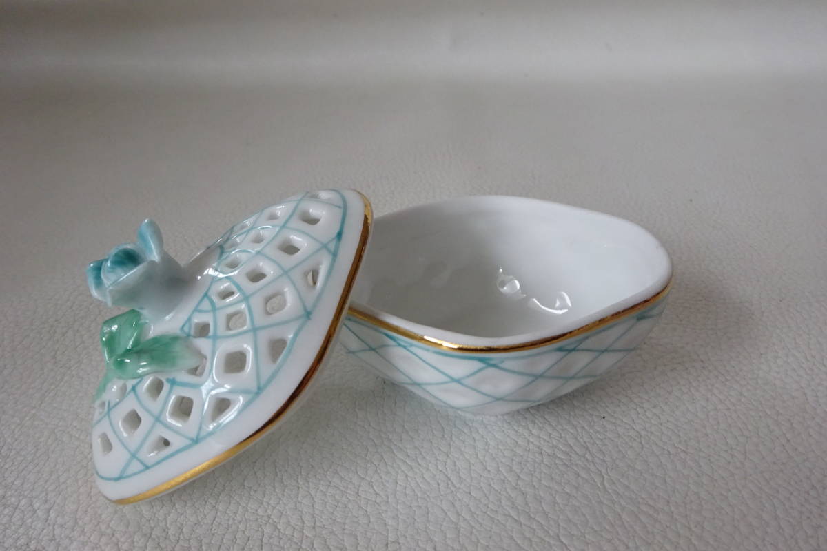 Royal Porcelain/ロイヤルポーセリン/王冠クラウンマーク【パステルブルーローズ/透かしのある陶器製小物入れ】丸みのある菱形/銘あり 低価格 ロイヤルポーセリン 小物入れ 小物入れ