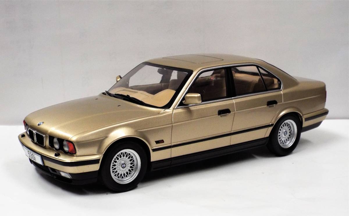 【MCG】1/18 BMW 5シリーズ 530i (E34) 1992年 ゴールドのダイキャスト製ミニカー 並行輸入品