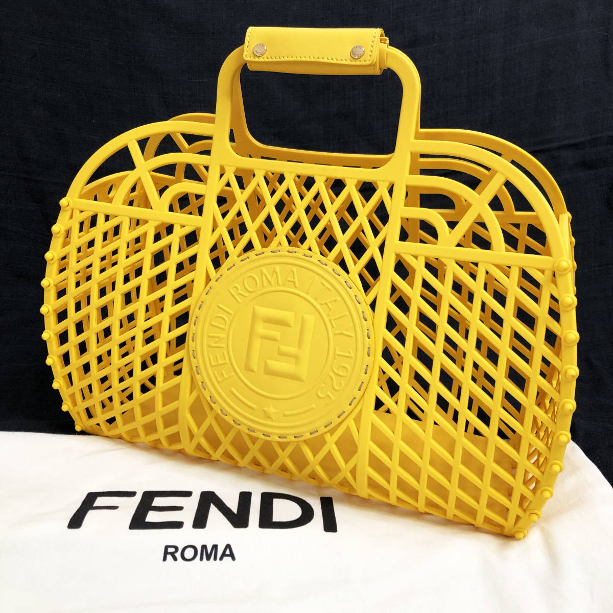 中古美品☆FENDI バスケットバッグ 8BH389 ミディアム イエロー プラスチック レザー BASKET カゴバッグ 入手困難 フェンディ  送料無料