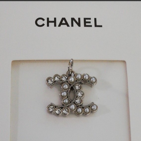 残り僅か CHANEL ヴィンテージボタン ロゴチャーム パールストーン