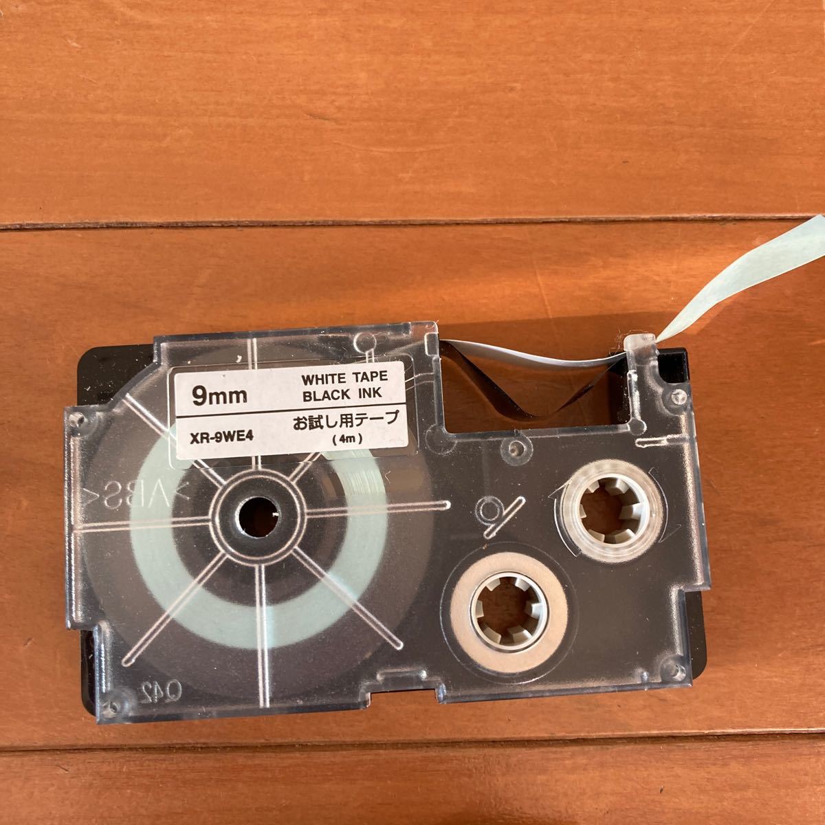 ネームランド スタンダードテープ XR-12WE 12mm （白・黒文字）おまけのお試しテープ付き　9ミリ白