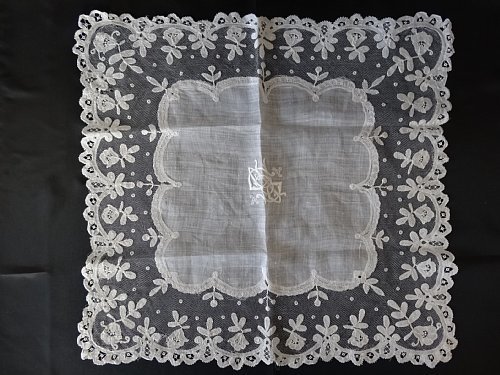 Grace アンティーク ベルギー 19世紀 ブリュッセル・アップリケ (ネットに手編みボビンレースのアップリケ ) の イニシャル入りハンカチ_画像1