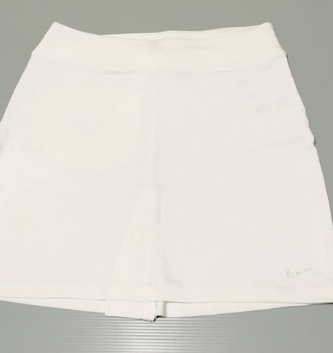 NIKE GOLF(ナイキゴルフ)　ストレッチ　スカート（ホワイト）Mサイズ