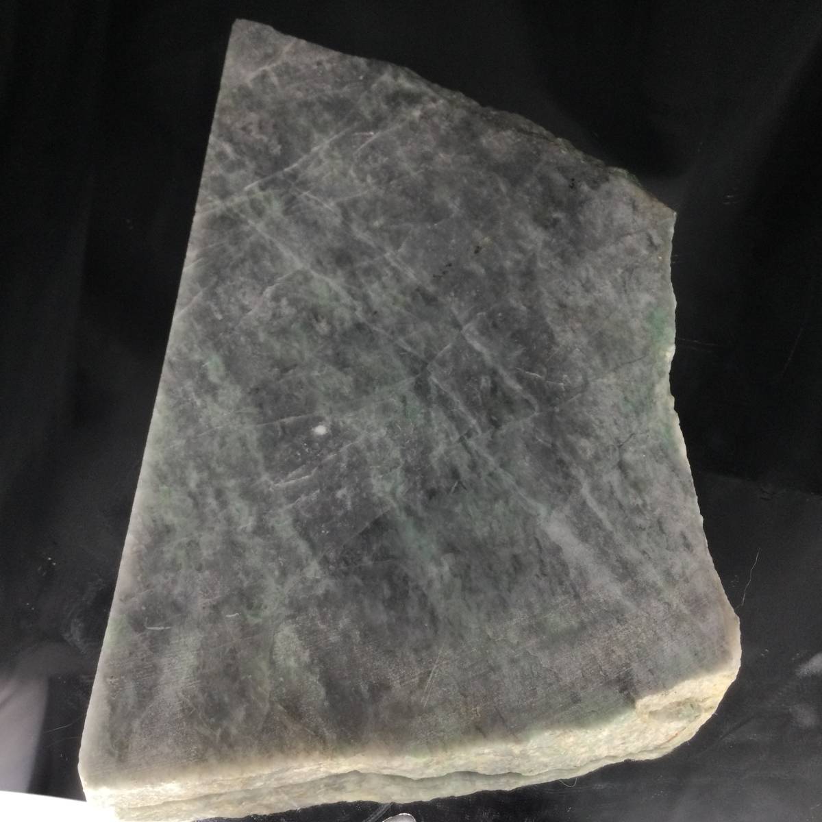 糸魚川　翡翠板　黒緑　ヒスイ　ひすい　415g 135×84×20.5mm 原石