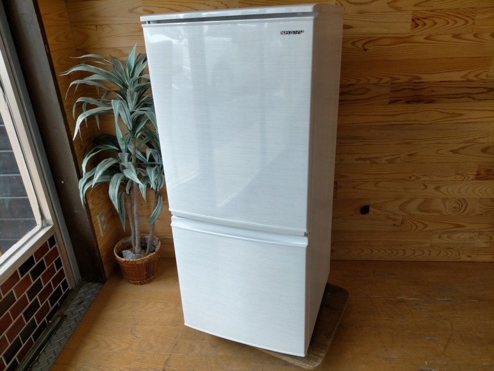 高評価の贈り物 ◎SHARP シャープ 2ドア冷凍冷蔵庫 SJ-D14E 137L 冷凍46L 冷蔵91L ホワイト どっちもドア 家電 -  100リットル～ - labelians.fr