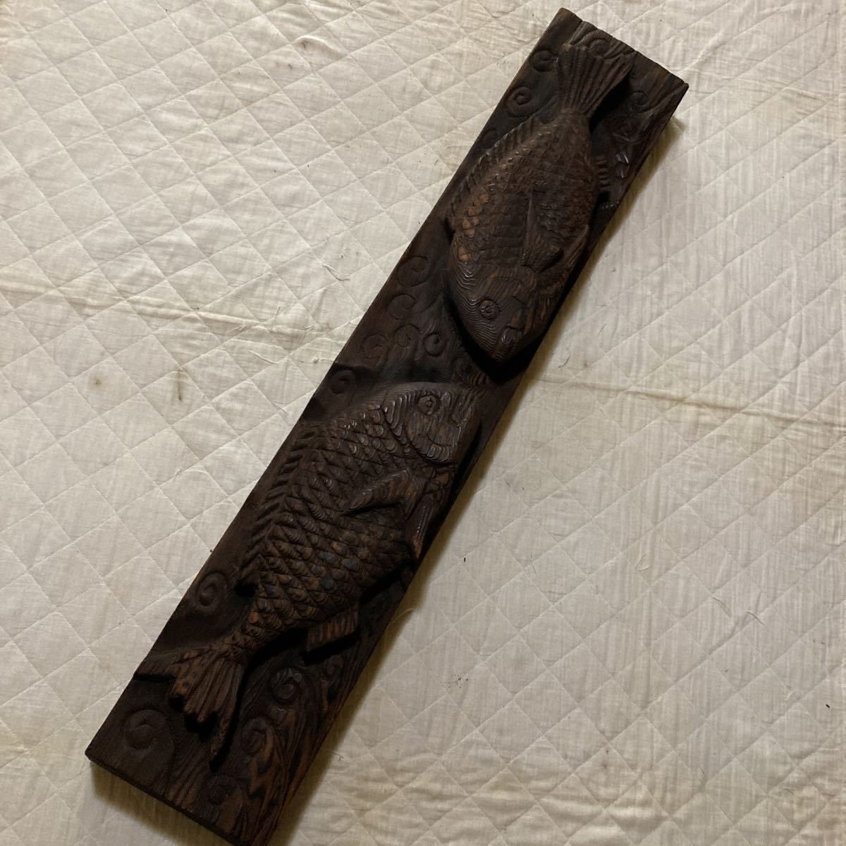明治.大正時代.鯛2匹の木彫.鯛の周りに渦が彫られ
