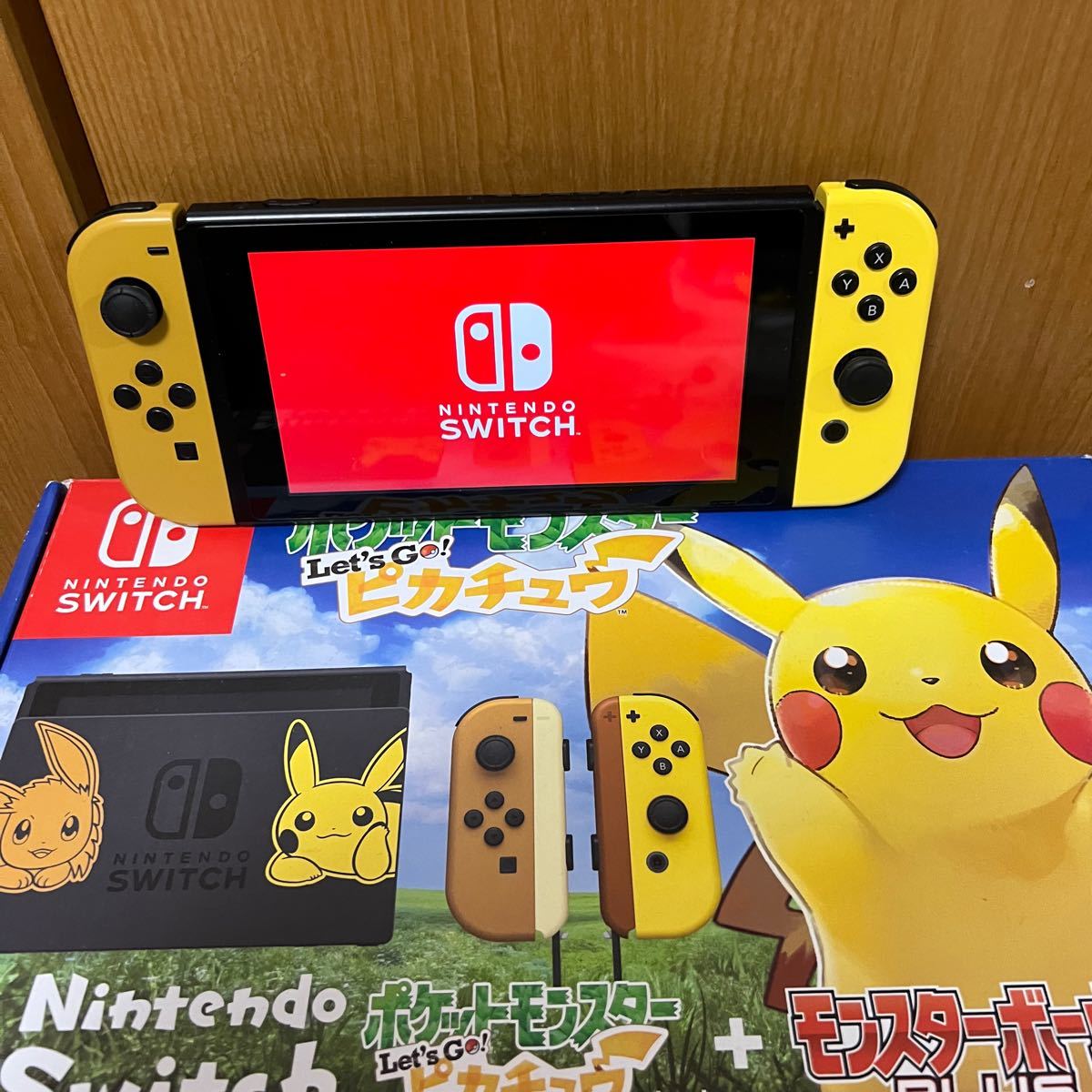 Nintendo Switch ポケットモンスター Let s Go！ピカチュウSwitch本体