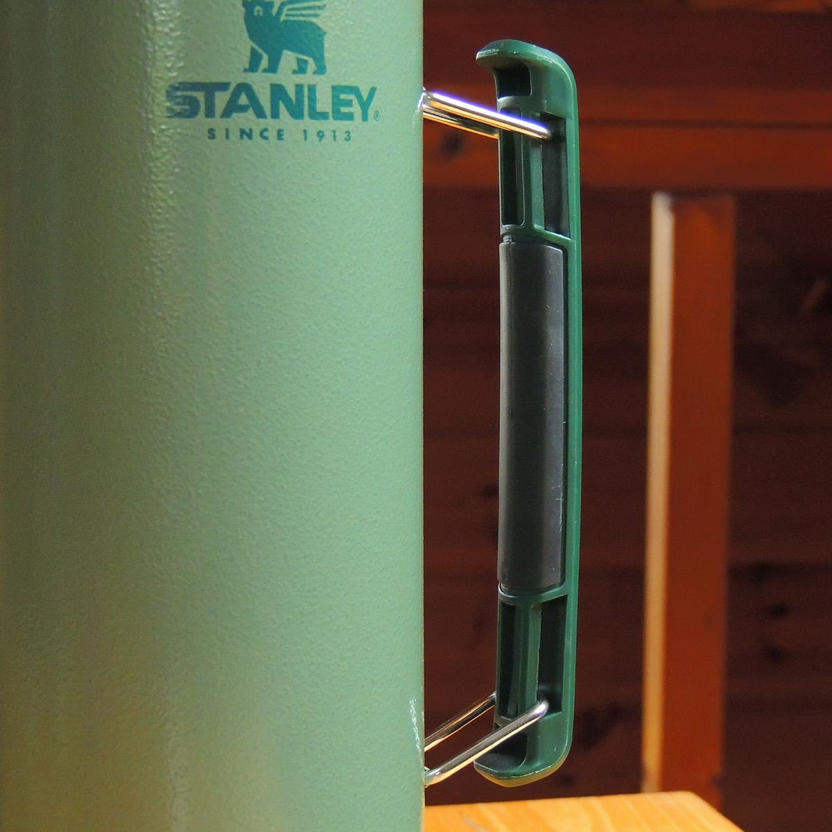スタンレーSTANLEYクラシック真空ボトル1Lグリーン 正規品　アウトドア キャンプ 水筒 レジャー 釣り 旅行 ギフト
