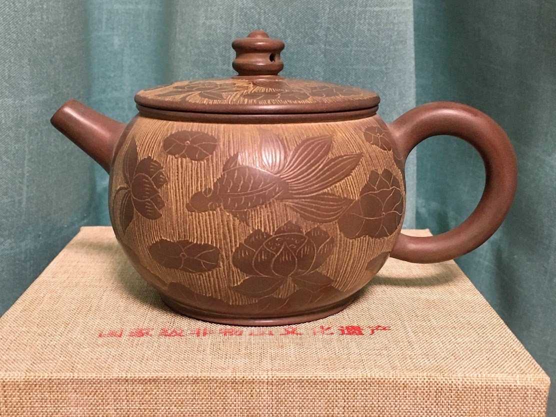 中国 欽陶居 急須 No.71 蓮と金魚 浮彫漢瓦型 紫泥 白泥 紫砂 茶壷
