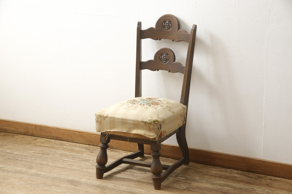 R-058917　ビンテージ家具　和製ヴィンテージ　神戸洋家具　背板の彫りが目を惹く、クラシカルな佇まいのダイニングチェア(椅子、イス)