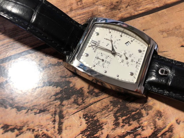 良品 レア AIGNER アイグナー SWISS MADE クロノグラフ デイト トノー ホワイト A24101 純正革ベルト クオーツ メンズサイズ 腕時計