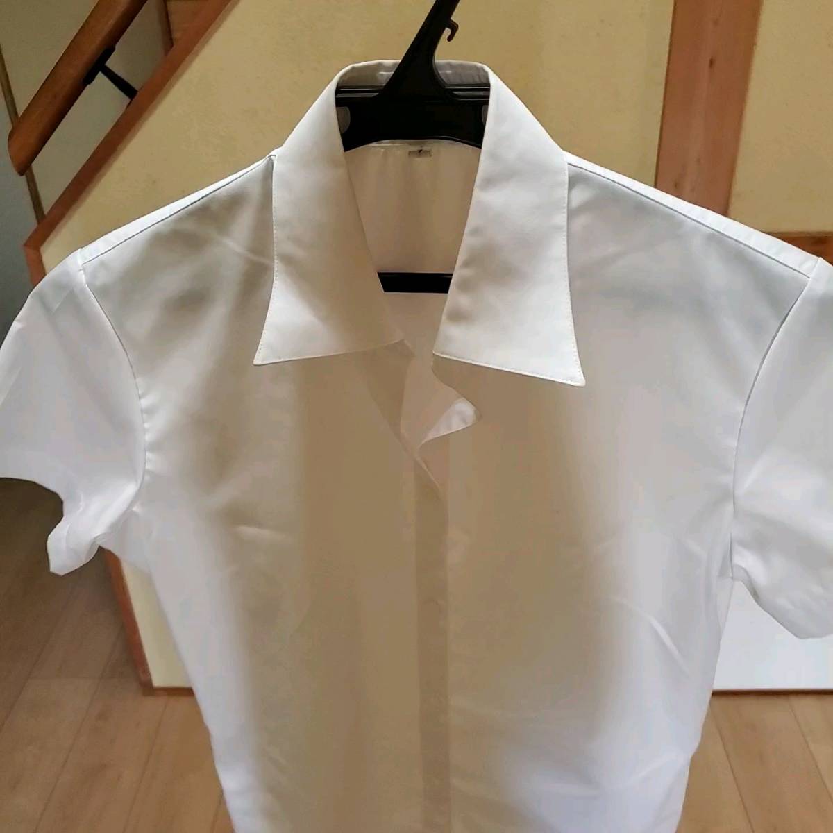 LESMUES半袖スキッパーシャツLMHA06-05スーツ専門店(AOKI)　替えのボタン1つ