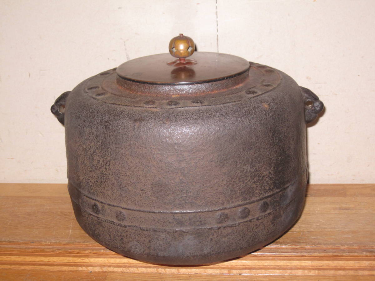龍敏堂造 炉釜 万代屋釜 幅23.5cm 高さ17cm 内部錆あり 紙箱 茶道具