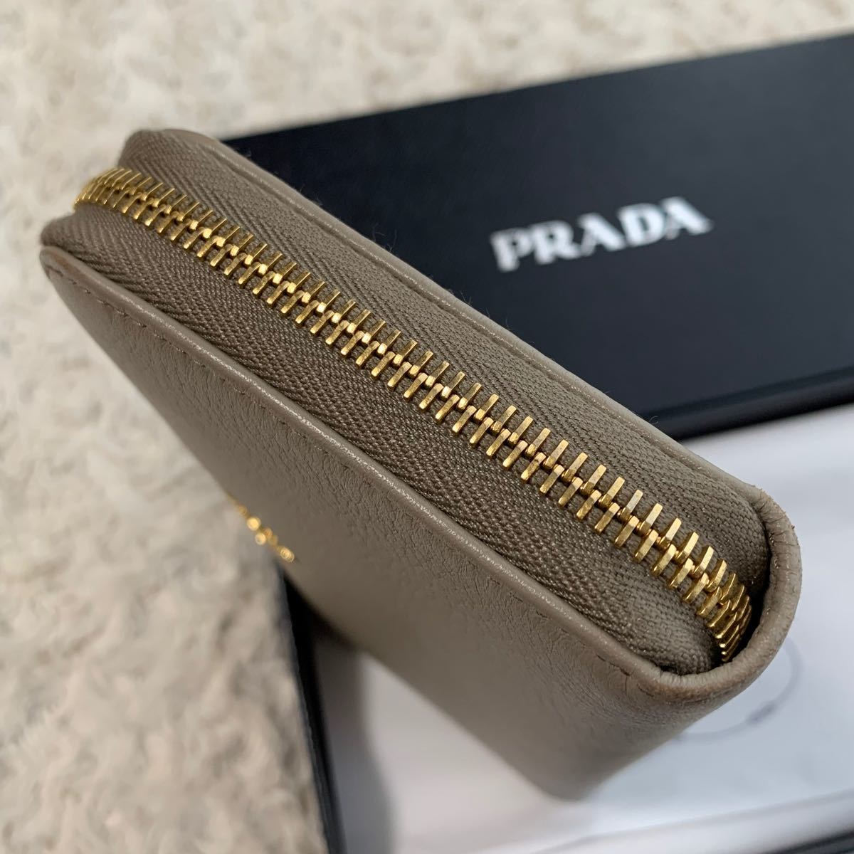日本人気商品 美品!ギャランティカード付 PRADA チェーンウォレット長