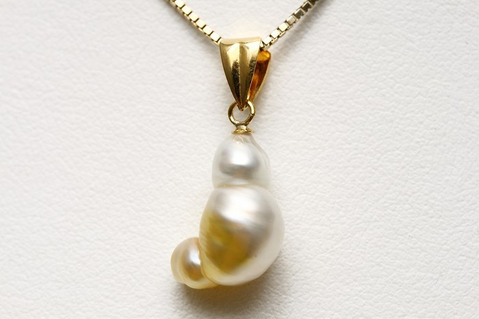 南洋白蝶真珠パールペンダントトップ　ケシ　13×8mm　ゴールドホワイトカラー　K18製 白蝶（しろちょう）真珠