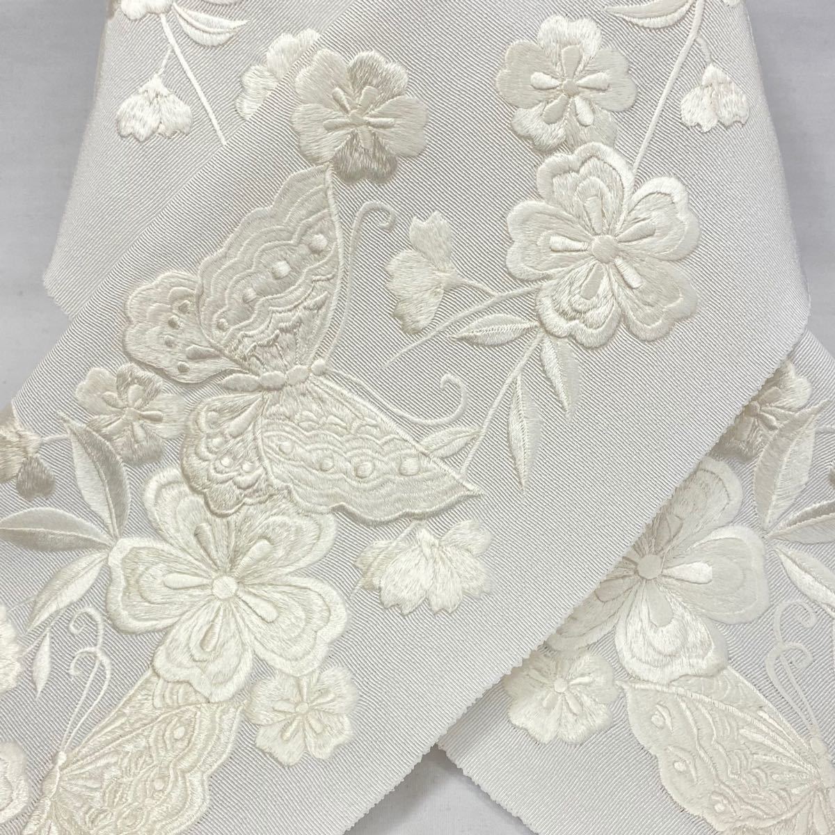 yurimama 様✨豪華な花々デザイン 高級刺繍半襟✨少々訳あり 日本製 新品 半衿 半襟 蝶 花 刺繍 白お顔元さらに華やかに 豪華刺繍国産