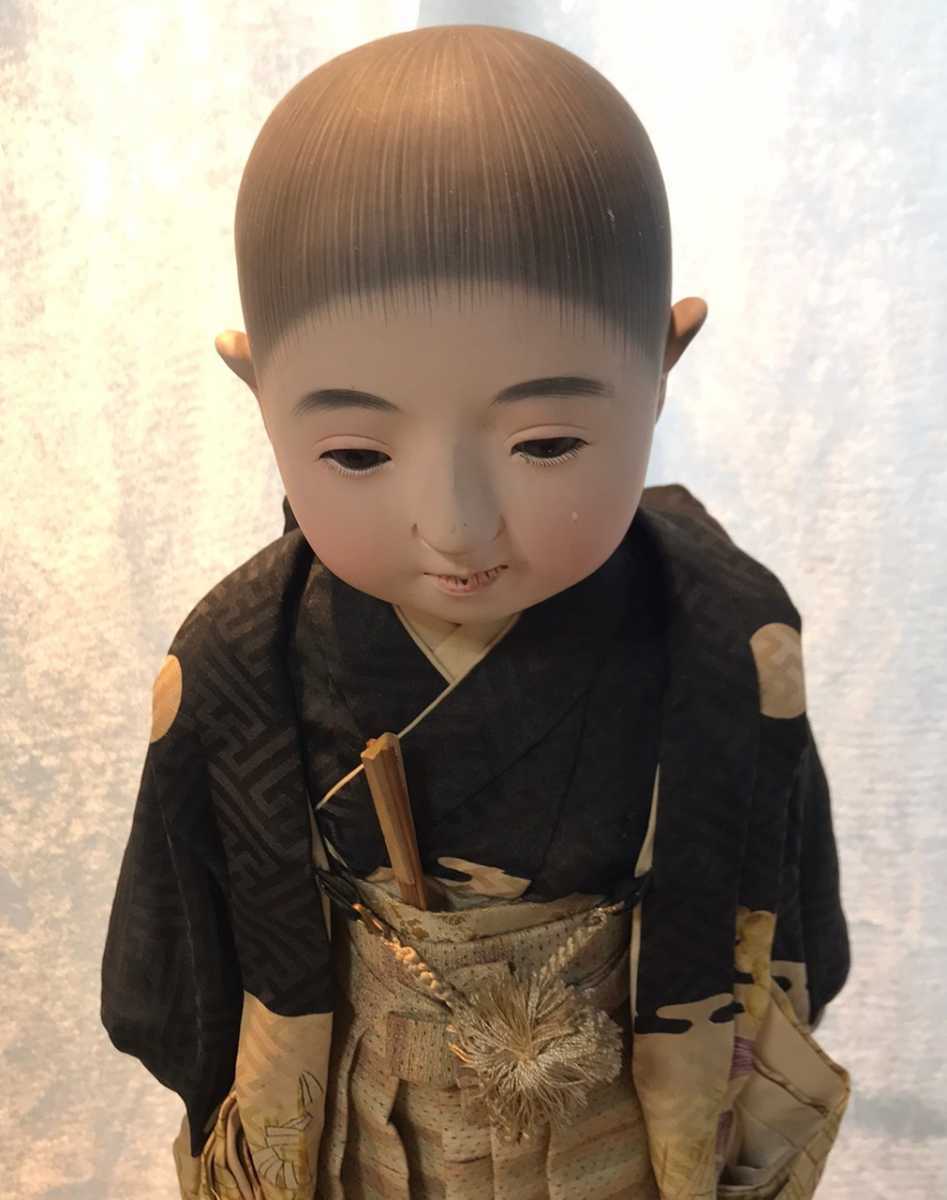 【人形・フィギュア】市松人形 男の子 木製のスタンド付き 日本人形 ディスプレイ用品 インテリア用品 骨董品 アンティークのサムネイル