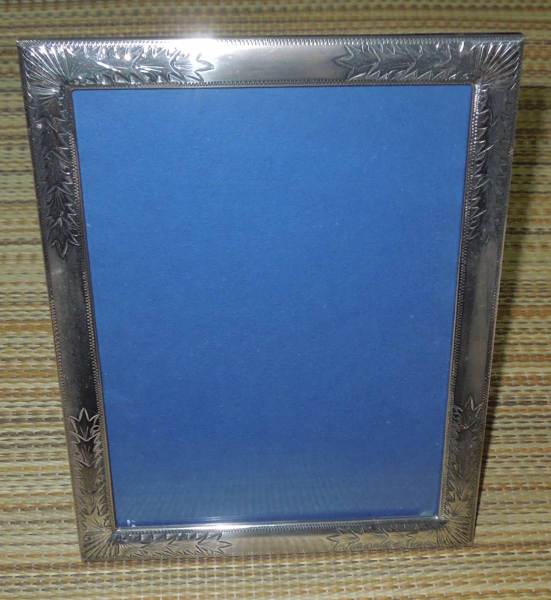 純銀・銀製　wako silver 970刻印 　 写真立て 　約17.8cm×22.8cm (隅唐草 8インチ)