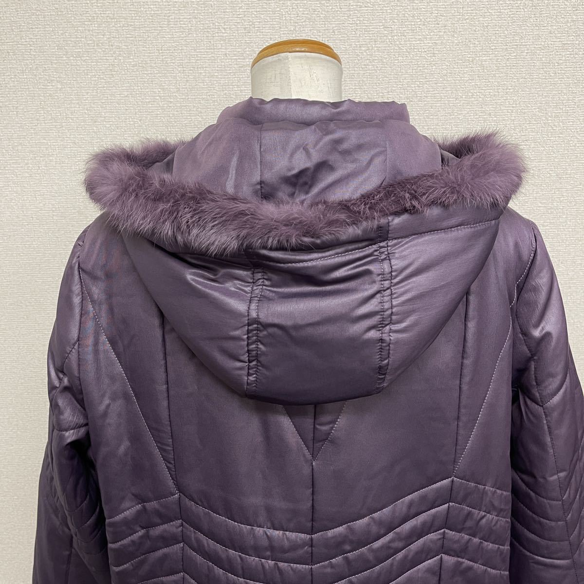新品15884 Mサイズ ラビットファー付中綿コートジャケットミドル丈ゆったり 軽量 紫パープル レディース婦人 PARTY JOYななめボタンホール_画像5