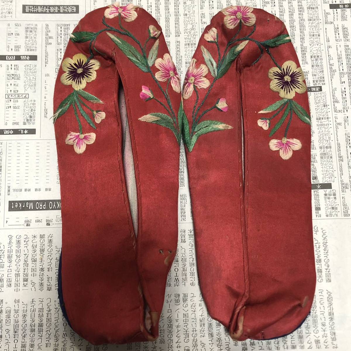 激レア　本物保証　中国清代のアンティーク　時代物　刺繍靴と三寸金蓮 女性の靴　骨董品稀少