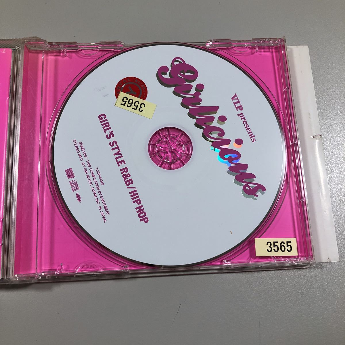 【21-11A】貴重なCDです！　ガーリシャス GIRL'S STYLE R&B HIP HOP 　DJ MIX!　シャネル　リアーナ　ファーギー 　オムニバス_画像4